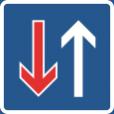 2 kan märket ange den svängande förkörsberättigade riktningen. Märket anger det ställe på vägen där den förkörsrätt som angetts med märke B1 upphör.