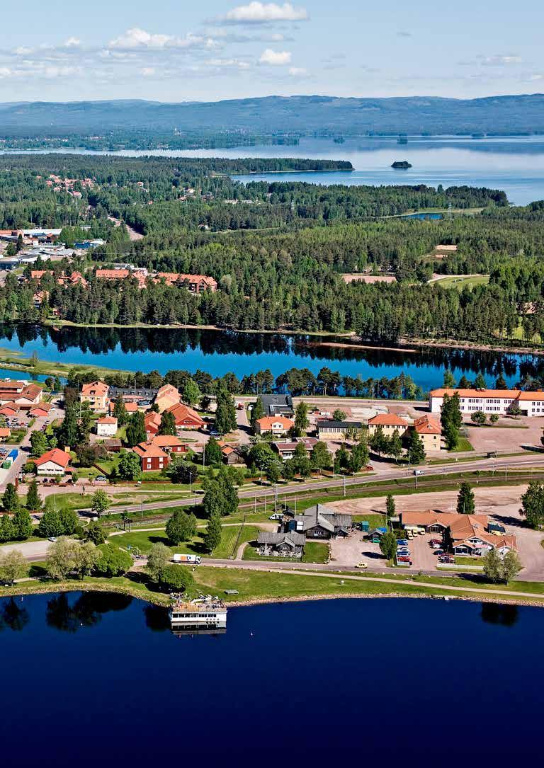 LANDSKAP OCH STADSBYGD Mora tätort omges av vatten på flera sidor då den är belägen där Österdalälven och Orsälven mynnar i Siljan. På flera platser erbjuds vackra vyer ut över vattnet.