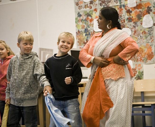 Diwali 19.10.2017 Bild: Andrej Scherbakov-Parland På Diwali dekorerar man sina hus med vackra lampor och ljusgirlander i hela Indien. Barnen får presenter.
