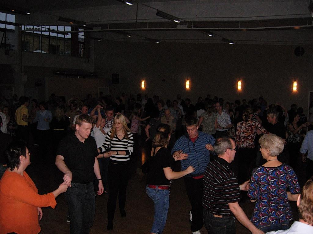 Bland annat testades att dansa Bugg till Merengue, vilket gick