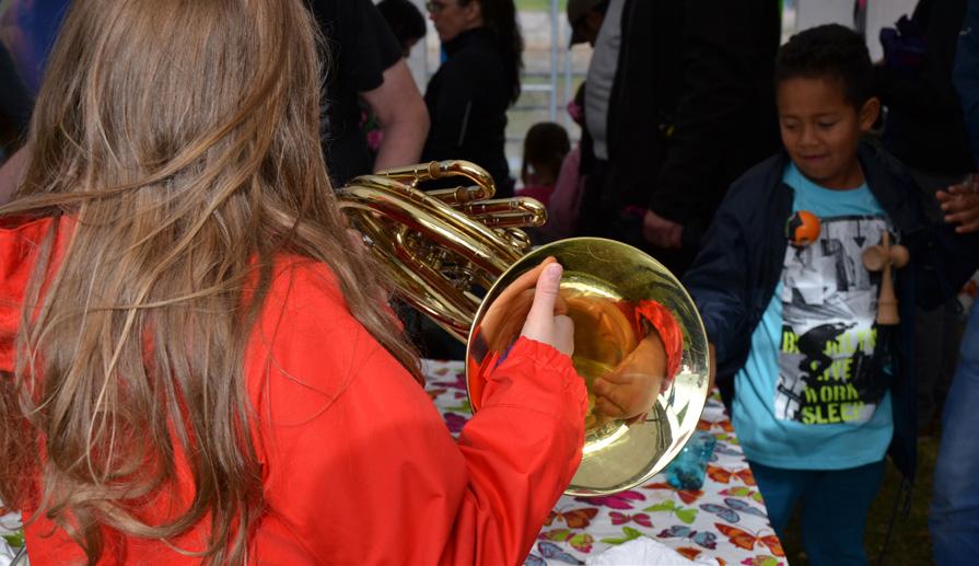 Under året poppar Kulturskolan upp på flera fritids och andra platser där barn och unga bland annat får prova på att dansa, sjunga och spela instrument.