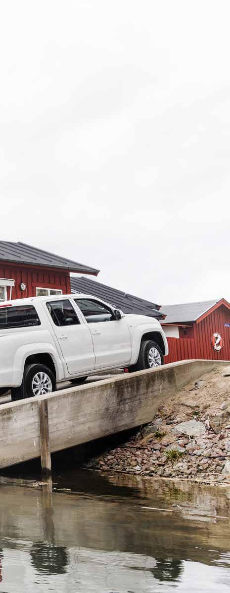 PROVKÖRNING STOLARNA BJUDER PÅ fin komfort, även vid längre uppdrag. AMAROK V6 ÄR som gjord för att dra leksaker. Här en Silver Eagle 640 BR.