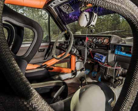 Kenneth for nämligen av vägen i Monte Carlo-rallyt och knäckte en telefonstolpe med fronten och rullade ett varv och blev hängandes mot nästa stolpe testa att googla Kenneth Eriksson + crash + 1986