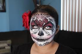 Gör din egen Halloweenmask! Höstlovsläskigt halloweenpyssel. Vi fixar vår halloweenutstyrsel så den garanterat skrämmer slag på folk och fä. Välkommen!