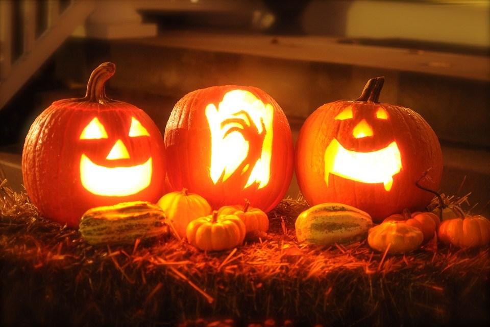 27 oktober Halloweenfirande i Svalöv Arrangör: Svalövs Evenemangsförening Var: Svalöv När: Fredag 27 oktober, kl. 18.00 21.00 Info: Kl. 18.00 öppnar Horrorland på Persbo i Svalöv. Kl 18.