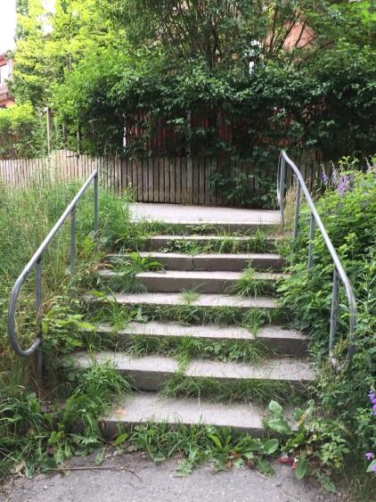 UNDERLAGSRAPPORT TILL GÅNGPLAN FÖR HUDDINGE KOMMUN 11 Figur 6. Exempel på en otillgänglig och en tillgänglighetsanpassad trappa i Huddinge kommun.