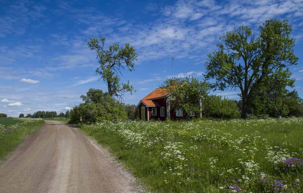 Om- och tillbyggnad Vid om- och tillbyggnader är det viktigt att vara varsam så att husets ursprungliga form kan avläsas även efter ändringen.