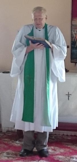 Egentigen börjar inte gudstjänsten förrän klockan tio, men redan nu sitter det en 5-6 män och några kvinnor i kyrkan och sjunger och ber tillsammans med en gitarrspelande Carl-Erik.