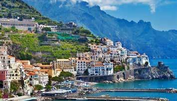 Sorrento har anor från romartiden och blev under 1800-talet populär bland societeten som ville komma åt de pittoreska gatorna, den charmiga hamnen och det behagliga klimatet.