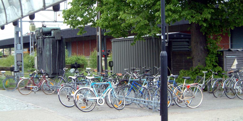 Bra cykelparkering vid Karlskrona C som lätt kan ges belysning och möjlighet till ramlåsning Den norra cykelparkeringen bör flyttas närmre den