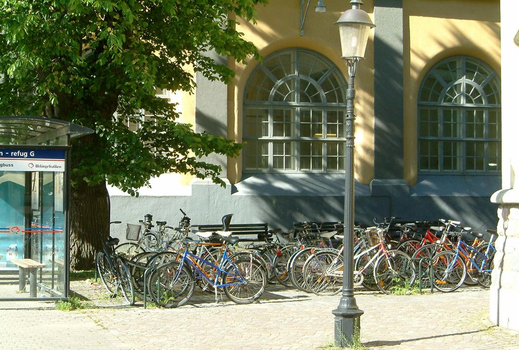 Ytterligare ytor för cykelparkering bör