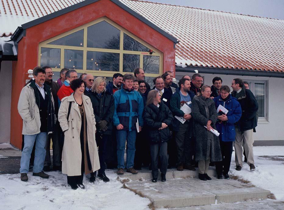 EU:s värphönsdirektiv trädde ikraft 3 augusti 1999 och skulle vara införlivat i medlemsstaternas lagstiftning den 1 januari 2002. Fig 8.3. Deltagarna på studieresan utanför kontorsbyggnaden på Funbo/Lövsta.