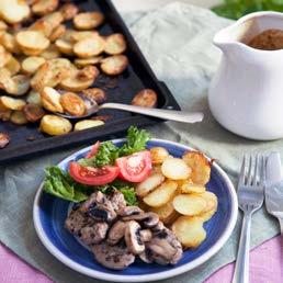 Pepparstek med gräddsås, svamp och ugnsråstekt potatis En enkel variant av pepparstek som jag serverar med en gräddsås smaksatt med senap och nystekt svamp.