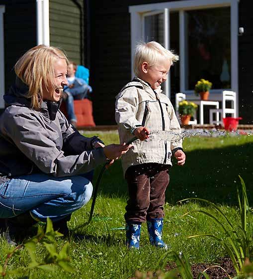 Vi hade räknat med betydligt mer än de 634 kronor i månaden som hyran ökade med efter renoveringen. I hallen sitter tåliga Easy Uptapeter.