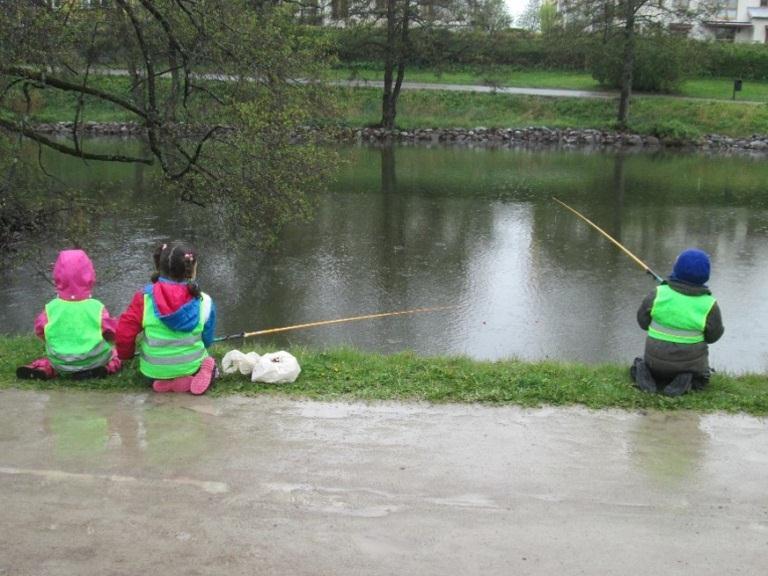 Lekarna fortsatte och vi valde fiskar och fiske som projektspår. Av en förälder fick vi låna fiskeredskap och fiskedrag som introducerades för barnen.