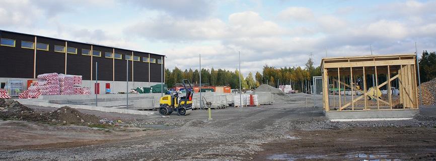 Fotbollsplanen anläggs och samtidigt bygger man små