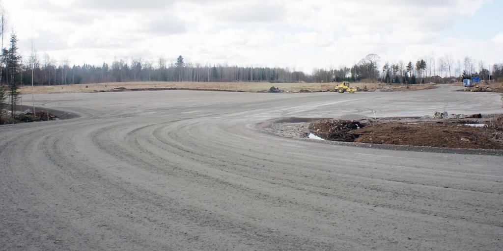 April 2015 En väg, parkering och vändplats för bussar har anlagts. Infarten asfalterades några dagar senare.