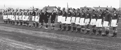 1946 Danir oru ánægðir með Íslandsferðina Ferðin ar óslitið æintýri SOPHUS Nielsen lýsti Íslandsferð danska landsliðsins 1946 sem óslitnu æintýri í iðtali ið danska blaðið Politiken og ar hann