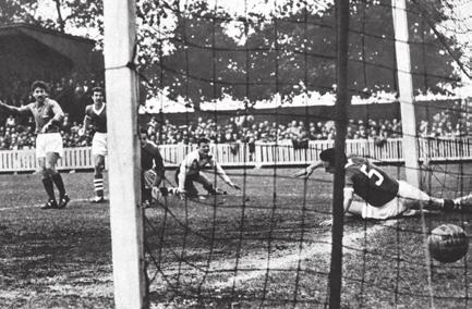 1957 Ísland tók í fyrsta skipti þátt í heimsmeistarakeppninni Belgar og Frakkar oru erfiðir í samningum og KSÍ kallaði eftir aðstoð frá FIFA Íslendingar fengu eldskírn sína í HM-iðureign í Nantes