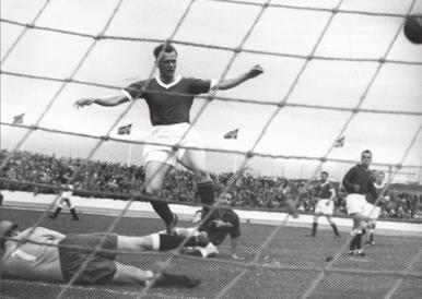 síðar ar Jens Peter Hansen búinn að skora aftur sjöunda mark sitt í fimm leikjum gegn Íslendingum frá 1949 og í þriðja skiptið sem hann skoraði tö mörk í leik gegn Íslandi.