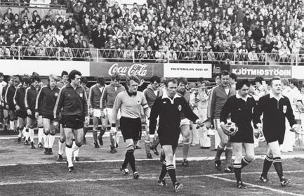 1979 Sepp Maier keður Gengið til leiks er Vestur-Þjóðerjar komu í heimsókn. Fremstir eru skoski dómarinn Kenneth J. Hope og aðstoðarmenn hans, Guðmundur Haraldsson og Magnús V. Pétursson.