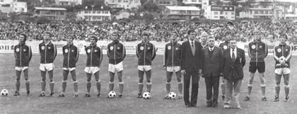 1984 Með límband á bakinu FYRIR leikinn gegn Wales í Reykjaík límdu leikmenn íslenska liðsins 75 sentímetra langt límband á bakið. Atli Eðaldsson óskaði eftir þí og sagði að það myndi boða gæfu.