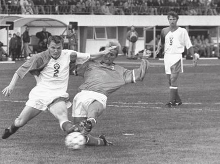 1993 Eyjólfur Serrisson sækir hér að marki Rússa á Laugardalsellinum, 1:1. Sergei Gorlukoich er til arnar, en Igor Kolyano fylgist með. leik liðsins. Mér fannst menn era sofandi í restina.