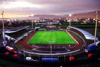 1998 Uppselt! tær stúkur fluttar inn frá Síþjóð VIÐ höfum aldrei upplifað annað eins, sagði Geir Þorsteinsson, framkæmdastjóri KSÍ, þegar ljóst ar að uppselt yrði á Erópuleikinn gegn Frökkum 5.