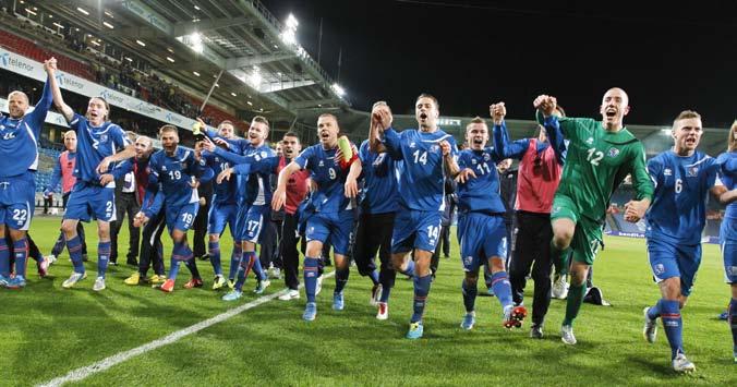 Landsliðsmenn Íslands hlupu til íslensku áhorfendanna á Ulleaal-leikellinum í Ósló fögnuðu umspilsleikjum og þökkuðu þeim fyrir ómetanlegan stuðning.