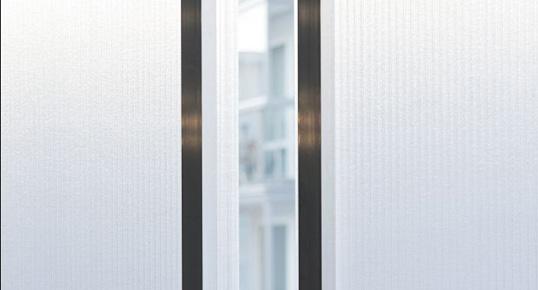 RÄCKE glas i varierande kulörer lika fasad De glasade sockelvåningarna delas in i olika vertikala delar.