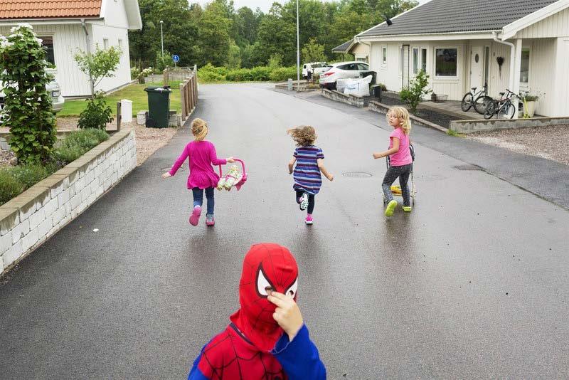 Här nedan har utdrag gjorts från centralt innehåll i olika kurser för årskurs 4-6 samt förslag på vad man kan arbeta med. Bild Reklam- och nyhetsbilder, hur de är utformade och förmedlar budskap.