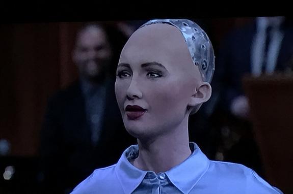 FRÅN DIGITALISERING TILL AI Roboten Sophia blev saudiarabisk medborgare i oktober 2017. Är detta början på en ny era?