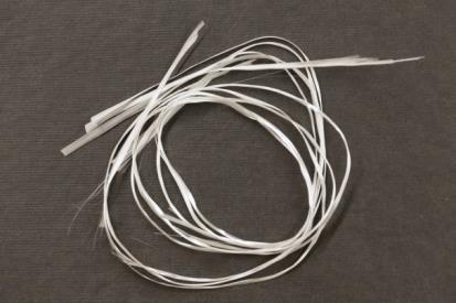 bestå av huggna glastrådar (chopped fibres) som sprutas på formen vid tillverkning, en matta med huggna glastrådar, (chopped strand mat, CSM), Figur 1, kontinuerlig fiber som lindas på en form, Figur