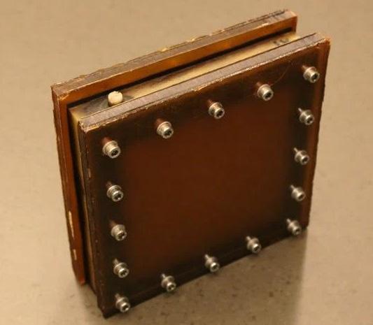 Figur 12 Provram med två laminat fastskruvade. Ramen är fylld med kondensat. Figure 12 Test frame with two laminates attached. The frame is filled with condensate.