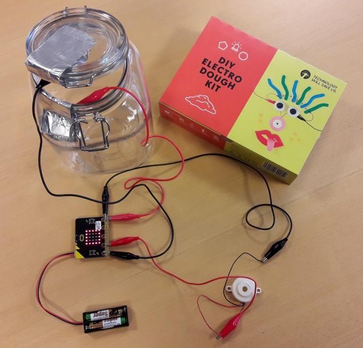 Lektion 4 Tjuvlarm Steg 1 Bygg ditt tjuvlarm Material: Glasburk, godis, folie, tejp, BBC micro:bit, mini USB kabel, batterier, batterihållare, Ledande deg Maker Kit, dator eller lärplatta.