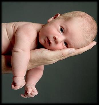TIDIG INTERAKTION Det är viktigt för babyn att få vara nära sina föräldrar och höra deras röster. En bekant famn och bekanta ansikten skapar trygghet för den nyfödda.
