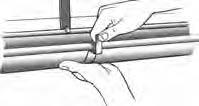 Lägg en sträng fogmassa för plåt i rännan (Bild K). Vrid in gaveln i rännans vulst och skjut in gaveln ca 15 mm från rännans ände.