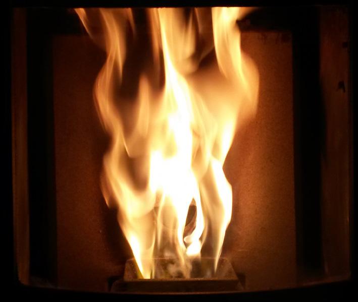 Om förbränningen inte är ren Om kaminen är korrekt inställd men förbränningen ger mörka flammor kan det vara flera faktorer som spelar in. Bränsle, pelletstyp och skorsten är de väsentliga faktorerna.