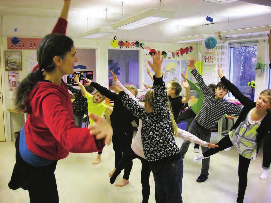 Det fysiska språket fångar även barn som annars kan ha svårt att koncentrera sig i klassrummet.