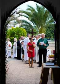 Vigslarna hålls ofta ute i prästgårdsträdgården där jag spelar på ett elpiano i skydd för solen under en pergola. Kyrkan samarbetar också mycket med Svenska skolan som ligger granne med kyrkan.
