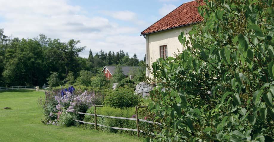Bebyggelsestruktur Arnöbergs gård uppkom i den medeltida kyrkbyn Arnö och bestod först av tre olika gårdar som år 1553 slogs samman till en sätesgård.