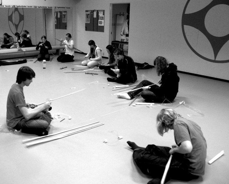 2. Utrustning Den utrustning vi använder i kendo har utvecklats under flera århundraden. Till en början användes endast tyg, läder och bambu, men idag har man kompletterat med syntetiska material.