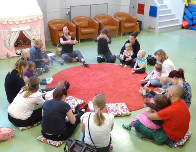 Även Birgitta ser öppna förskolan som en mycket bra mötesplats. Här kan vuxna knyta kontakter, även över kultur- och språkgränser, säger hon. I hallen står en hylla full med skänkta småbarnskläder.