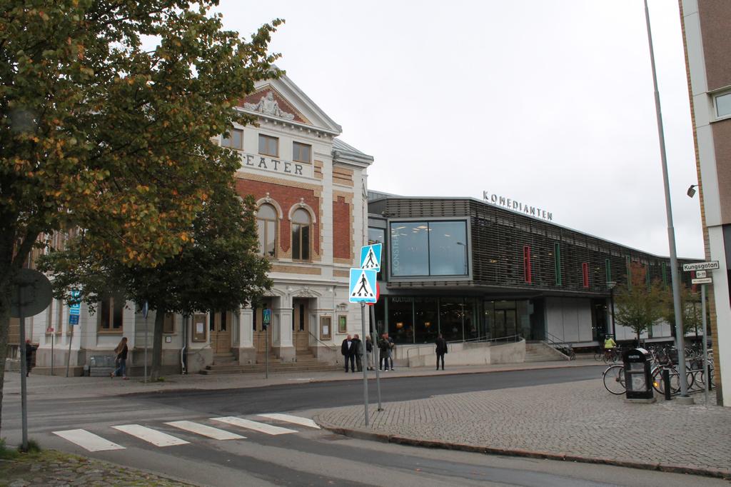 VARBERGS STADSBIBLIOTEK/KULTURHUS KOMEDIANTEN Anna-Karin Albertsson, bibliotekschef, och hennes medarbetare informerade om Varbergs Stadsbibliotek/kulturhus Komedianten.
