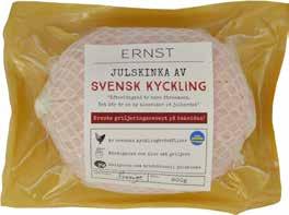 Bred ut blandningen i ett jämnt lager på skinkskivorna och strö över gräslöken.