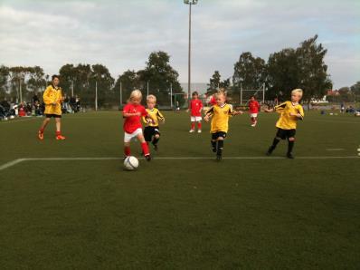 Två huvudpunkter styr vår verksamhet: 1. Barnen ska ha roligt med sin fotboll. 2. Barnen ska idrotta på sina egna villkor. Kommentar: 1.