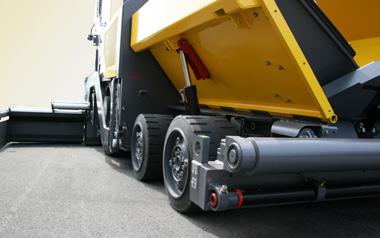OPTIMAL KAPACITET ADDTRAXXION Vi har skapat en ny definition för hjulgående asfaltutläggare genom en innovation som hydrauliskt optimerar framhjulens dragkraft med hänsyn till belastningen på tråget