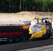 HÅLLBART DRIVNINGSKONCEPT Asfaltutläggarna i Dynapacs SD-serie drivs av en Cummins QSB6.7 dieselmotor med utsläpp enligt steg IIIA eller steg IIIB.