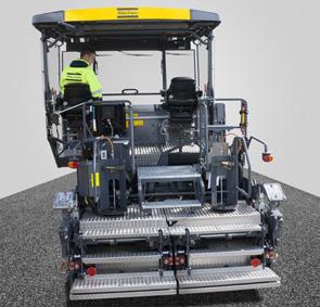 ERGONOMISK ARBETSPLATS UTMÄRKT SIKT Atlas Copco har utvecklat en ny plattform för Dynapac SD asfaltutläggare som uppfyller alla behov från förarens perspektiv.