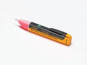 Fluke 1AC-II Fluke 1AC II VoltAlert Fluke VoltAlert AC-spänningsdetektor är mycket lättanvänd du behöver bara trycka spetsen mot en anslutningsplint, ett uttag eller en sladd.